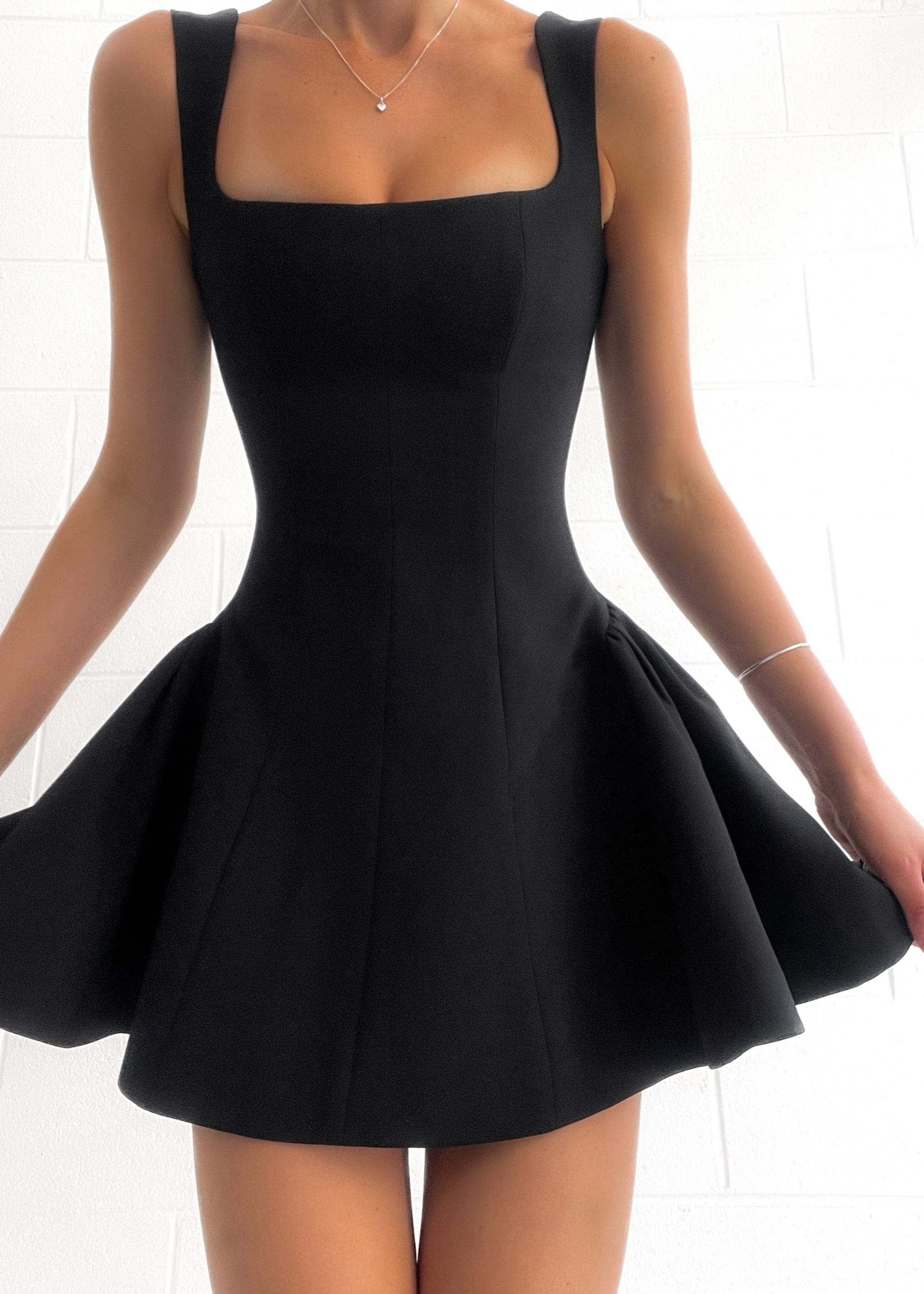 Plissiertes Minikleid mit Volants