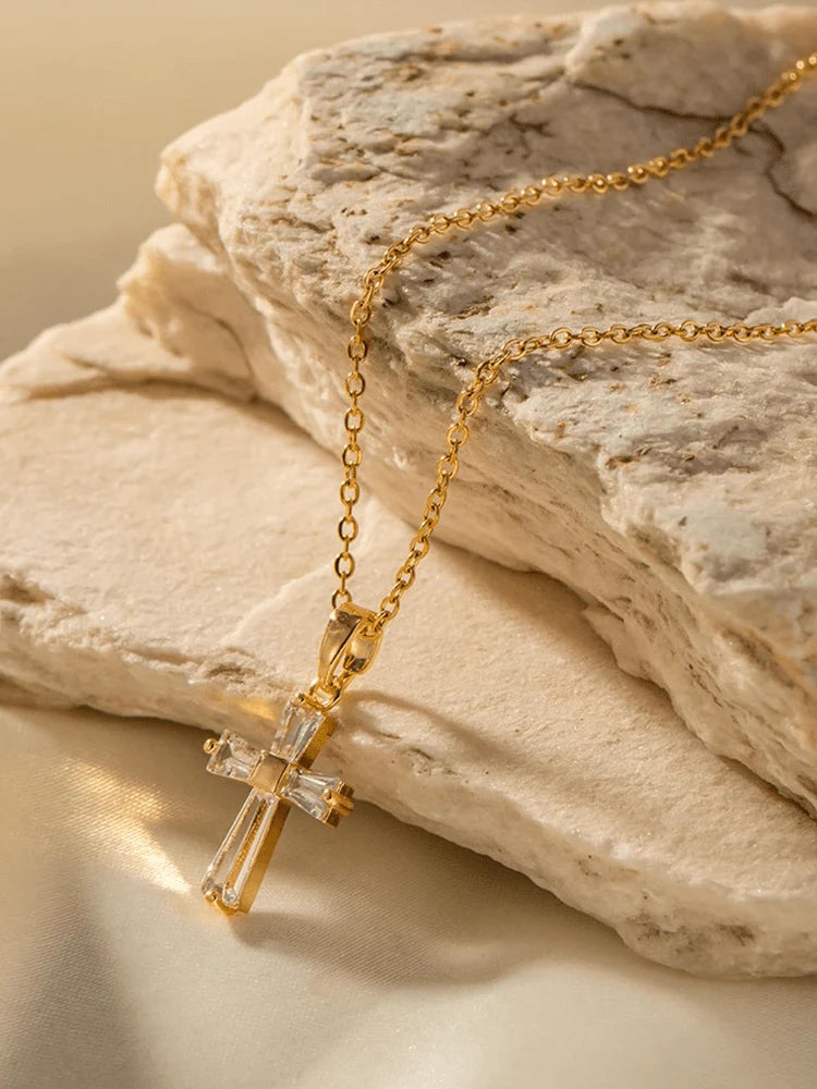 Stilvolle Goldkreuz-Kette mit eingefasstem Zirkonia