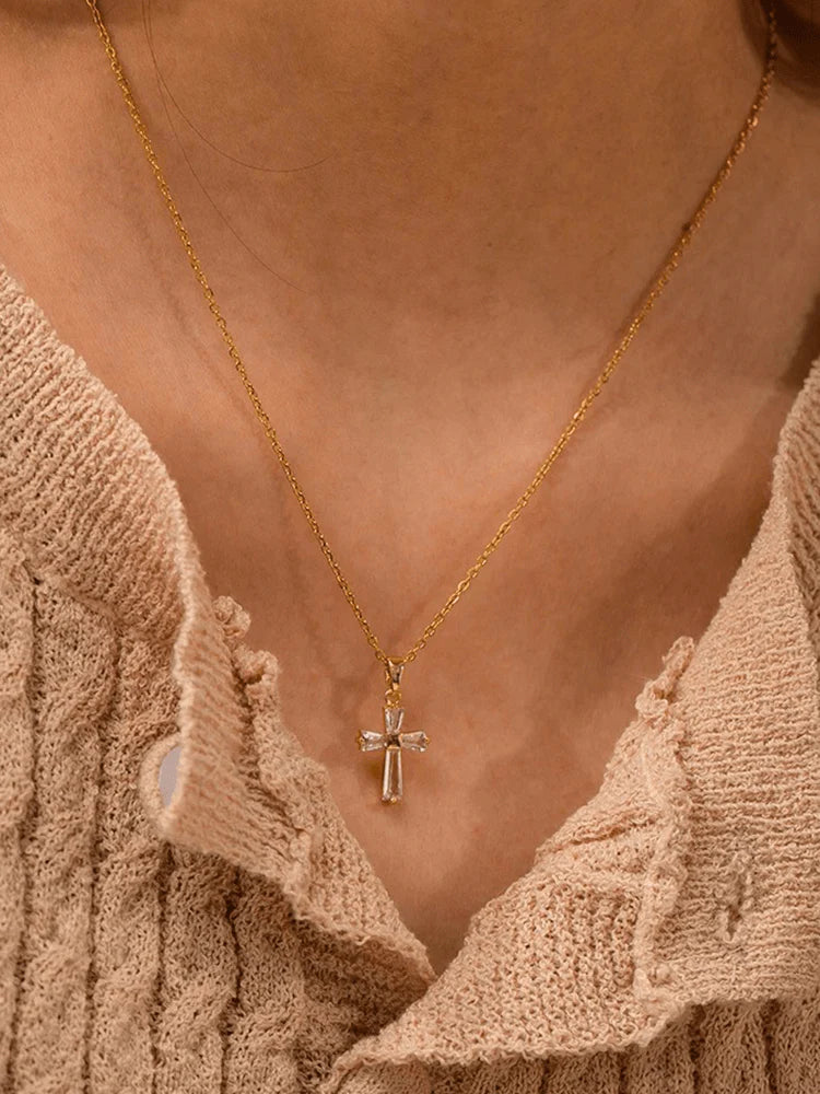 Stilvolle Goldkreuz-Kette mit eingefasstem Zirkonia