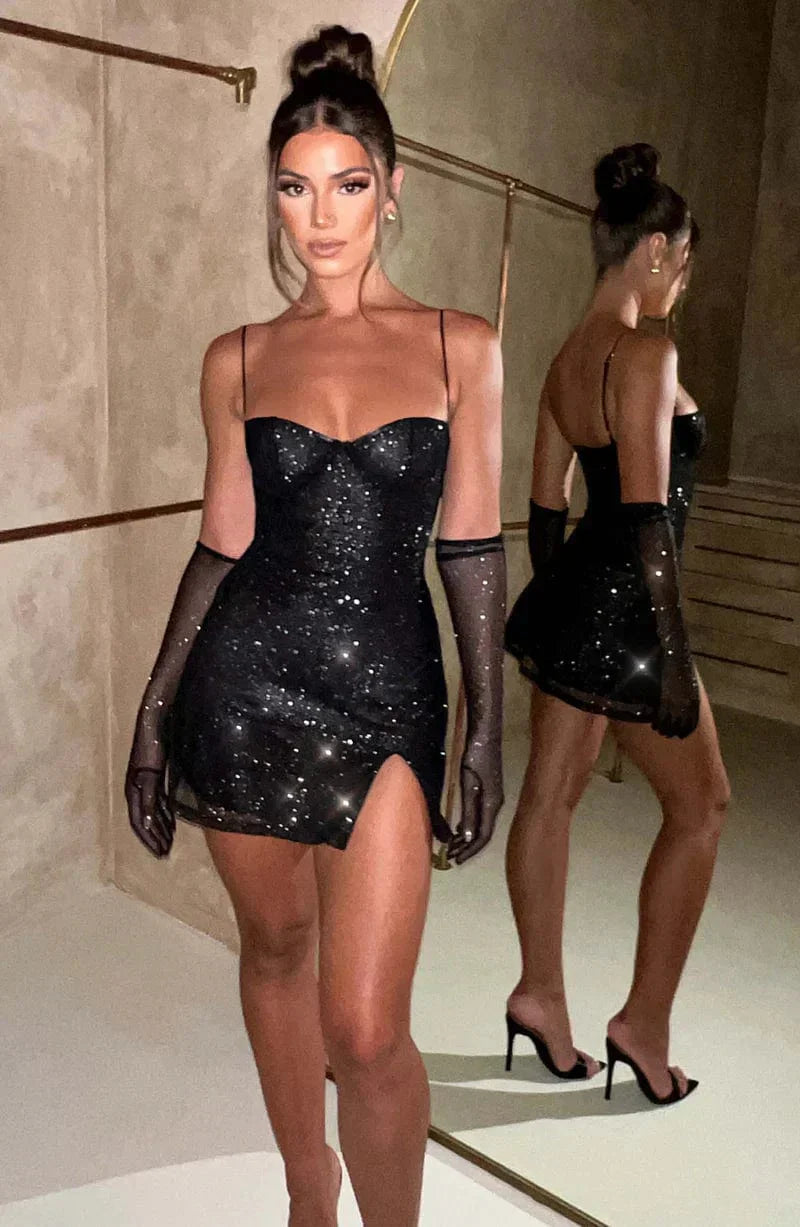 Glitzerndes Minikleid mit Handschuhen