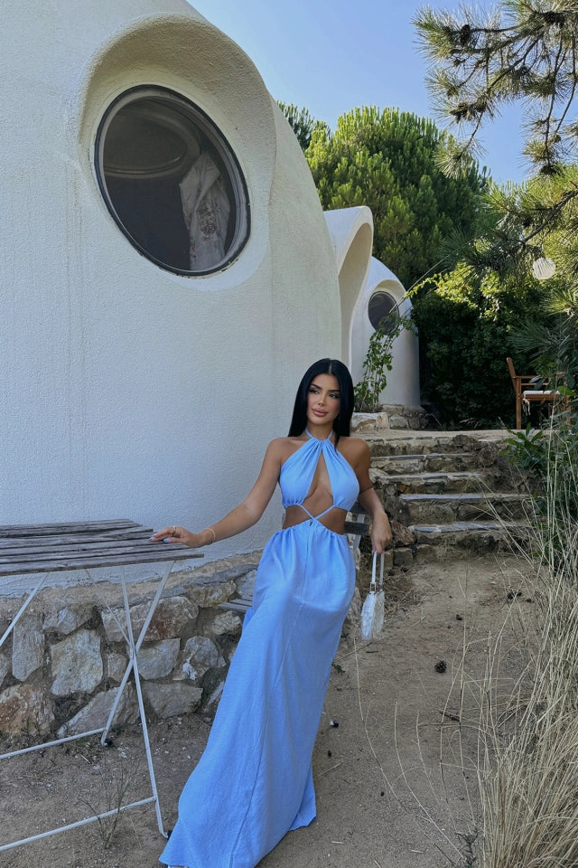 Blaues Halter-Kleid mit Cut-Outs für den Urlaub